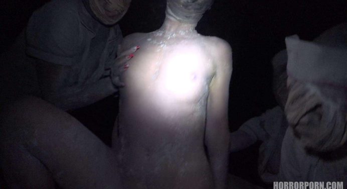 Zombiye dönüşen hemşilereler adamın sikine saldırıyor