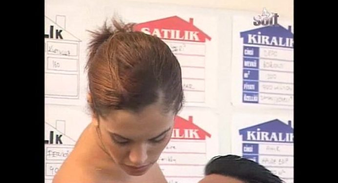 Çapkın emlakçı müşteriye evi kiralarken yaslıyor